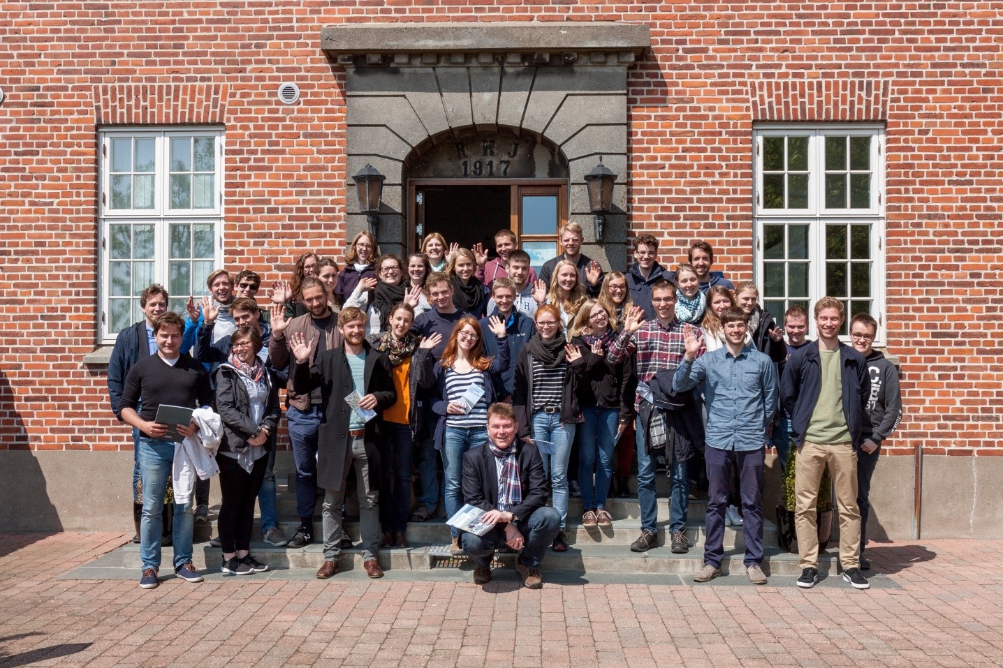 Gruppenfoto vor dem Informationszentrum in Rø�dbyhavn