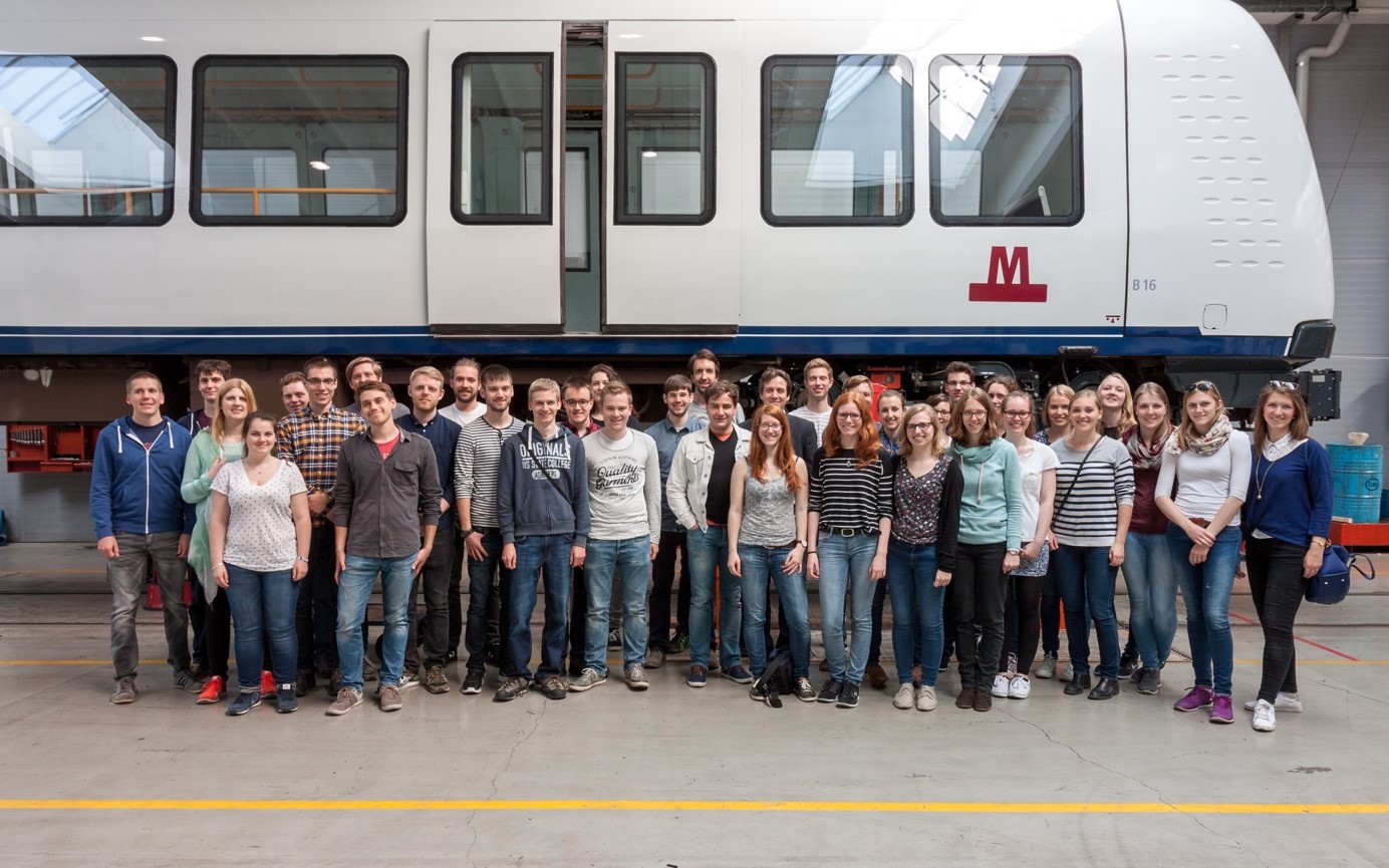 Gruppenfoto in den Werkhallen der Kopenhagener Metro